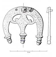 PDH-4060 - Pendant de harnais à charnière (?)bronzePendant de harnais coulé, massif, en forme de lunule ajourée, dont les deux extrémités latérales se terminent par des lests moulurés, avec un pendant central à terminaison également moulurée. Fixation rivetée.