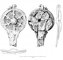 PDH-4061 - Pendant de harnais à charnièrebronzePendant en forme de goutte (ou foliacé), à charnière, comportant au sommet un motif circulaire ajouré, avec une pointe formant lest à la base.