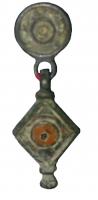 PDH-4078 - Pendant de harnais émaillébronzePendant losangique émaillé; le décor consiste en un disque central entouré d'une zone également émaillée; lest à la base.