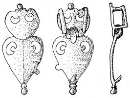 PDH-4084 - Pendant de harnaisbronzePendant de harnais composite, obtenu par l'articulation d'une sorte de passant en forme de pelte ajourée, avec deux bélières rectangulaires au revers, et équipé d'une charnière, sur laquelle vient se fixer un pendant foliacé, éhalement orné de deux ajours en forme de pelte; au revers de ce pendant, à la base, pointe de fixation pour une lanière sans doute verticale, qui pouvait être elle-même rivetée sur la sangle horizontale.