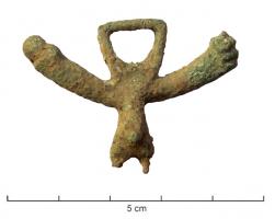 PDH-4087 - Pendant de harnais phalliquebronzePendant coulé, symétrique, représentant au-dessus de parties génitales masculines au repos un phallus d'un côté, de l'autre un bras avec la main faisant le geste de la figue (parfois très schématisé); anneau de suspension placé dans le même plan que le pendant, et anneau indérieur pour un pensant additionnel.
