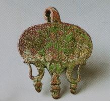PDH-4100 - Pendant de harnais à crochetbronzePendant de harnais à crochet, de forme foliacée ajourée, avec un élément central prolongé par un lest en forme de gland, et deux appendices latéraux redressés et rattachés sur les côtés; étamé.