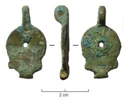 PDH-4101 - Pendant de harnais à charnièrebronzePendant circulaire, percé au centre, à décor ponctué, prolongé vers le bas par une bélière transversale; de l'autre côté, suspension à charnière coulée, déportée vers l'arrière.