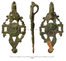 PDH-4103 - Pendant de harnais à crochetbronzePendant en tôle, de forme générale circulaire (traces de brasure indiquant un décor rapporté au centre), avec à la base une partie plus allongée formant une pelte; tout autour, ajours découpés en arcs de cercles; au centre, cercles gravés.