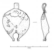 PDH-4114 - Pendant de harnais à crochetbronzePendant de harnais en tôle, crochet plat au sommet, replié vers l'arrière; la forme générale est une lunule aux pointes atrophiées et rapprochées l'une de l'autre, avec un trou pour la suspension d'un petit pendant au milieu.