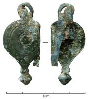 PDH-4120 - Pendant de harnais à crochetbronzePendant foliacé en tôle, orné de cercles concentriques; base étirée terminée par un lest conique, parfois un bouton mouluré; au sommet, crochet destiné à une suspension à anneau, rivetée sur la sangle de cuir.