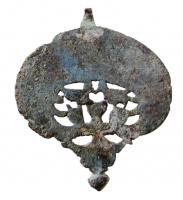 PDH-4121 - Pendant de harnais à crochetbronzePendant de hanias foliacé, à crochet, avec un lest biconique à la base. La partie centrale du pendant est percée de multiples ajours, dégageant au sommet une lunule restée lisse, ou portant un décor gravé (palme...)
