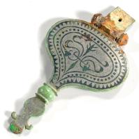 PDH-4122 - Pendant de harnais à charnièrebronzePenant foliacé, dont la surface étamée porte un décor incrusté de nielle, d'inspiration végétale. La base du pendant, en forme de fleuron, est enserrée d'une bague moulurée.