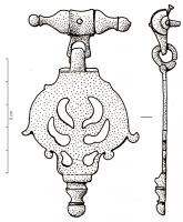 PDH-4126 - Pendant de harnais à charnière ouvertebronzePendant de forme globalement foliacée, avec un décor ajouré d'inspiration végétale, deux ergots latéraux et à la base un lest en forme de bouton mouluré; l'articulation perpendiculaire au pendant forme un anneau, mais ouvert, fixé sur une applique symétrique jouant le rôle de suspension.