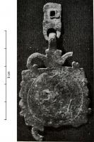 PDH-4140 - Pendant de harnais à charnièrebronzePendant de harnais de forme approximativement carrée, au pourtour festonné ; la bélière de suspension (charnière) est encadrée de deux volutes, des motifs symétriques existent au bas de l'bjet et un décor similaire sur les côtés. La face principale peut être lisse, ayant éventuellement reçu un décor fixé par brasure; ou en relief, l'arrière de l'objet étant alors creux.
