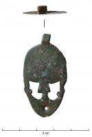 PDH-4150 - Pendant de harnais à crochetbronzePendant à crochet, de forme circulaire prolongée vers le bas par un appendice en forme de pelte (ajours). Le décor très soigné se présente souvent sous la forme d'une composition géométrique.