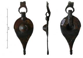 PDH-4152 - Pendant de harnais bronzePendant de harnais en tôle, avec bélière de suspension, comportant une partie emboutie en  relief sur la face supérieure formant un cercle; le pourtour du pendant est incisé d'une double ligne; la base est lestée de boutons moulurés coulés.