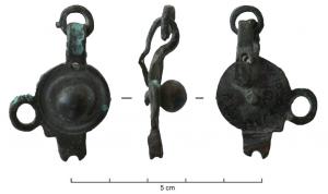 PDH-4159 - Pendant de harnais à crochetbronzePendant de harnais en tôle, avec bélière de suspension, comportant une partie en relief sur la face supérieure formant une boule; le pourtour du pendant est incisé d'une double ligne; pourvu d'anneau pour la suspension.