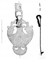 PDH-4166 - Pendant de harnais à crochetbronzePendant en tôle, à crochet, en forme de pelte ajourée au sommet, avec à la base une partie plus allongée formant une autre pelte ajourée; au revers de la base, pointe pour assurer la fixation.