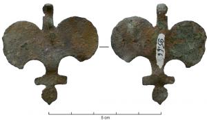 PDH-4169 - Pendant de harnais à crochetbronzePendant à ailettes, en tôle, suspension à crochet. Type dont la base (dont la forme externe évoque celle d'un lest en bulbe d'oignon) est précédée d'une plaquette transversale.