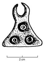 PDQ-1022 - Pendeloque triangulairebronzePendeloque triangulaire coulée (triangle équilatéral), ornée de cercles ocellés éventuellement complétés par des incisions dans les angles inférieurs.