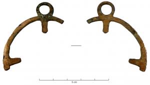 PDQ-1044 - Pendeloque en rouellebronzePendeloque coulée, à quatre rayons qui peuvent se croiser au centre (type A) ou se rejoindre sur un cercle réduit (type E) ; bélière de suspension au sommet.