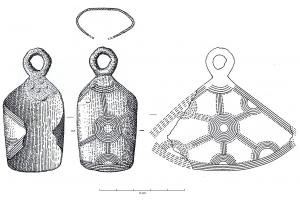 PDQ-1050 - Pendeloque en tôlebronzePendeloque en tôle de bronze, de forme triangulaire à base arrondie, recourbée de chaque côté ; décor d'incisions et de pointillés de cercles concentriques et de rayons.