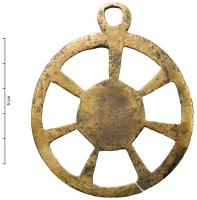 PDQ-2031 - Pendeloque en forme de rouelle à 7 ou 8 rayonsbronzePendeloque plate, en forme de rouelle ménageant des vides trapézoÏdaux arrondis du côté extérieur ; anneau de suspension dans le plan de la pendeloque. Le nombre des rayons est variable, 7 ou 8 ici.