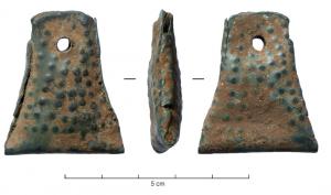 PDQ-2037 - Pendeloque triangulaire en tôle repliéebronzePendeloque triangulaire composée d'une tôle soigneusement repliée sur elle-même (peut-être, à l'origine, sur un objet organique), et suspendue par un anneau ; les deux faces peuvent porter un décor au repousssé, et on observe souvent à la base des pendants secondaires, suspendues à des chaînettes.