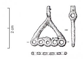 PDQ-3027 - Pendeloque triangulaire à pendantsbronzeTPQ : -400 - TAQ : -100Pendeloque triangulaire ajourée, avec bélière de suspension sommitale perpendiculaire au plan de l'objet; à la base, cinq anneaux destinés à des pendants.