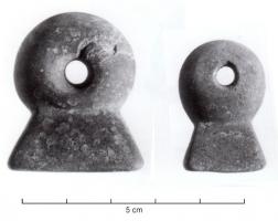 PDT-2003 - PendantambrePendant  composé d'un anneau à perforation étroite, prolongé par une excroissance trapézoïdale.