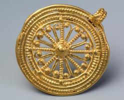PDT-4008 - Pendant de type HettingenorPendant ciculaire, en tôle mince, orné de cercles concentriques, souvent d'arcs de cercles équants, de guillochis, de boutons rivetés... et pourvus en bordure de deux attaches rivetées permettant la suspension par un lien ou chaînette en V.