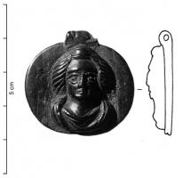PDT-4011 - Pendentif : buste(s)jaisPendentif ovale ou circulaire, représentant un à trois bustes de face, ou de profil : femme seule, couple, ou couple avec un enfant; le fond est lisse et le médaillon peut comporter une bordure, ou non; perforations transversale au sommet ; revers lisse.