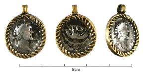 PDT-4012 - Pendentif : monnaie sertieor, argentPendentif constituée d'une monnaie sertie dans une bordure de type variable, avec un anneau de suspension.