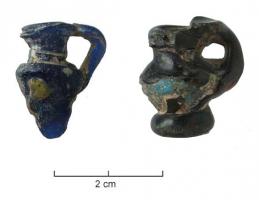 PDT-4026 - Pendant en forme de crucheverrePendant en forme de cruche ansée ; la panse renflée peut être pleine ou ajourée, composée d'un fil formant un zig-zag, ou parfois une résille.