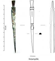 PEP-4009 - Pince chirurgicaleferTPQ : 1 - TAQ : 400Pince effilée aux branches de section hémisphérique. Ressort en forme de spatule de stylet. Le décor est constitué d'incisions latérales en dents de scie et de cannelures.  Estampille de fabricant, dans un cartouche rectangulaire.