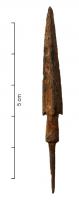 PFM-5002 - Armature de flèche à trois aileronsferPointe de flèche effilée, à section massive à trois ailerons, base anguleuse; la soie comporte une partie plus épaisse à butée permettant un montage solide sur une hampe assez fine.