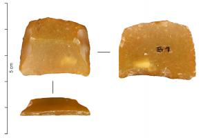 PFU-9001 - Pierre à fusilsilexSilex taillé en forme de demi-cercle ou rectangulaire, dont la forme peut rappeler celle d'un grattoir néolithique : la partie épaisse est fixée (par l'intermédiaire d'une mordache en plomb) dans une monture à vis, tandis que la partie étroite reçoit le chien produisant l'étincelle.