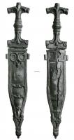 PGD-4012 - Poignardfer, bronzePoignard à large pommeau, manche et garde ornés de reliefs de style végétalisant ; fourreau équipé de deux suspensions tubulaires latérales, ainsi que d'un cadre, d'une bouterolle et de solides renforts de style curviligne.