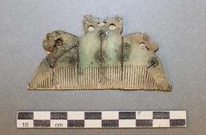 PGN-4010 - Peigne composite à sommet triangulaire (Ashby type 1a)os, ferPeigne composite en os à une seule rangée de dents. Les dents sont sciées et taillées dans des éléments plats juxtaposés, enserrés entre deux plaques triangulaires rivetées. Ces plaques et l'étui protégeant les dents du peigne sont généralement décorés d'ocelles. Les extrémités peuvent être décorées de protomés animaux (chevaux).