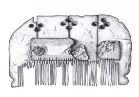 PGN-5004 - Peigne à dos renforcé (Ashby 1c)osTPQ : 450 - TAQ : 750Peigne composé d'une rangée de dents, taillées dans des éléments plats juxtaposés, fixée à l'aide de rivets de fer entre deux plaques allongées en os; le dos du peigne, formé par la partie supérieure des plaques de dents, peut être orné d'ajours. Longueur du peigne, env. 100 mm.