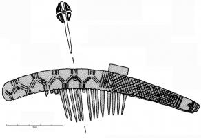 PGN-6005 - PeigneosTPQ : 900 - TAQ : 1100Peigne à une rangée de dents, avec une barre de renfort arquée rivetée sur les éléments formant les dents, terminé à chaque extrémité par une plaque triangulaire à bord externe rectiligne. Sur la barre de renfort, décor de groupes d'incisions transversales avec une zone de hachures réticulées au centre.