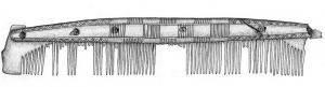 PGN-6007 - Peigne à section trapézoïdale (Ashby 8b)osTPQ : 975 - TAQ : 1200Peigne à une rangée de dents, dos arrondi, barres de fixation de section trapézoïdale, fixées par des rivets de fer et ornées d'incisions. La longueur des dents diminue vers les bords.