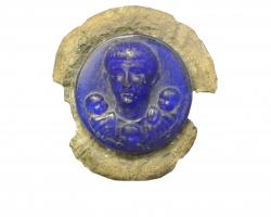 PHA-4012 - Phalère : portrait impérialverrePhalère figurant un personnage de la famille impériale, parfois accompagné de ses enfants : portrait fidèle mais idéalisé, type usuel de la propagande contemporaine.