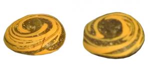 PIO-3008 - Pion de jeu en verreverrePion de jeu bichrome (simple masse de verre coulée sur une surface plane), en verre brun avec une spirale centrale de verre d'une autre couleur: pour ce type, jaune opaque.