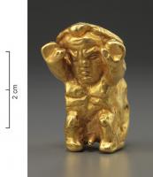 PIO-3010 - Osselet en forme de nainorOsselet en forme de nain accroupi et mains levées de part et d'autre de la tête, pour former un volume compact et globalement parallélépipédique.