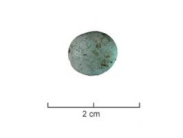 PIO-4006 - Pion de jeu en verreverrePion en verre transparent de teinte naturelle : simple gouttelette de verre déposée à l'état pâteux sur une surface plane.