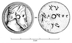 PIO-4031 - Pion de jeu historiéosJeton ou pion marqué, en forme de disque ; face supérieure montrant, en relief plat, un sujet (cf. la liste ci-dessous), et au revers deux chiffres superposés, l'un en notation romaine, l'autre grecque, et parfois entre les deux la désignation du sujet figuré.