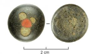 PIO-4046 - Pion de jeu en verreverrePion en verre opaque sombre, avec quatre yeux rapportés disposés en triangle (trois yeux blancs autour d'une tache rouge), sur une simple gouttelette de verre déposée à l'état pâteux sur une surface plane.