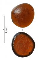 PIO-4050 - Pion de jeu en verreverrePion en verre translucide de teinte ambrée translucide : simple gouttelette de verre déposée à l'état pâteux sur une surface plane.