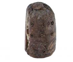 PIO-6010 - Pièce d'échecs : roi ou reinebois de cerfPièce haute et massive, figurant le roi ou la reine sur son trône ou ce dernier seulemnt : le siège forme une masse compacte, éventuellement creusée de cannelures verticales, encochée d'un côté dans sa partie supérieure; une mortaise peut recevoir une tête équipée d'un tenon qui vient prendre place au sommet de la pièce.