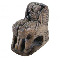 PIO-6011 - Pièce d'échecs : char (tour)bois de cerfPièce historiée figurant, sous une masse compacte, un char avec son conducteur, tiré par deux ou quatre chevaux de front.