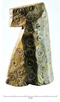 PIO-6015 - Pièce d'échecs : cavalierbois de cerfPièce haute et massive, figurant le cheval ou seulement la tête du cavalier sur une masse tronconique, le tout de manière généralement très stylisée.