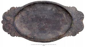 PLA-4001 - Plat ovale de type Eggers 121bronzeTPQ : 100 - TAQ : 300Plat ovale dont le bord étroit se prolonge dans l'axe longitudinal par deux anses de préhension au contour festonné, généralement ornées d'un décor gravé d'inspiration végétale émergeant d'un canthare. Le fond peut être lisse ou marqué par un support ovale coulé.