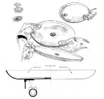 PLA-4016 - Plat à médaillonorTPQ : 250 - TAQ : 300Plat à bord oblique et bas, légèrement renflé, sans décor à l'exception, au centre, d'un médaillon d'or incrusté; au revers, anneau de suspension articulé sur une applique cordiforme soudée.
